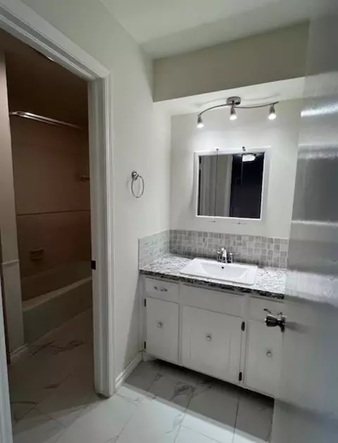 Bath - 300 NW Sequoyah Ln, Altus, OK 73521 photo 1 of 3