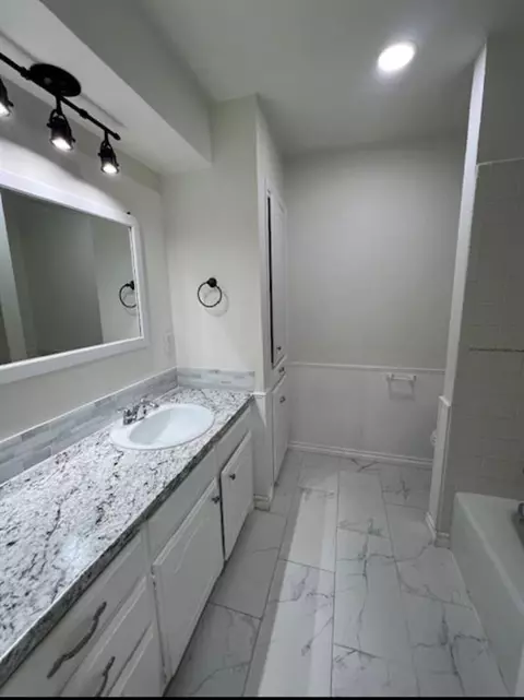 Bath - 300 NW Sequoyah Ln, Altus, OK 73521 photo 3 of 3