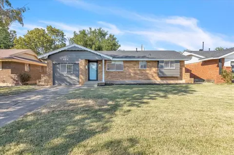 947 SW 4th Pl, Moore, OK 73160