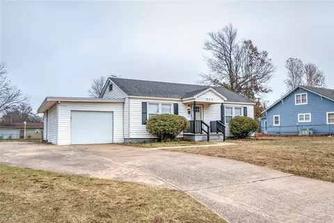 511 W 9th St, Stroud, OK 74079