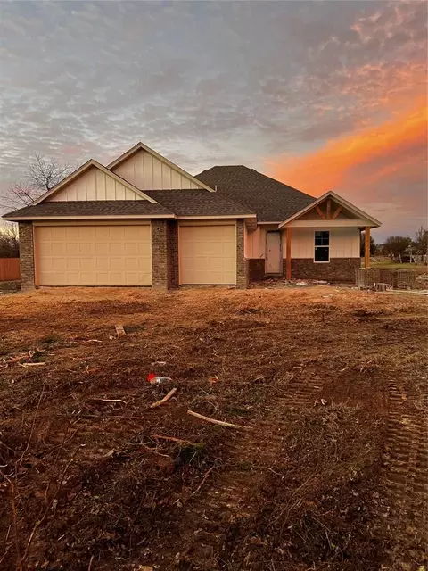 319 Cross Creek Cir, Ardmore, OK 73401