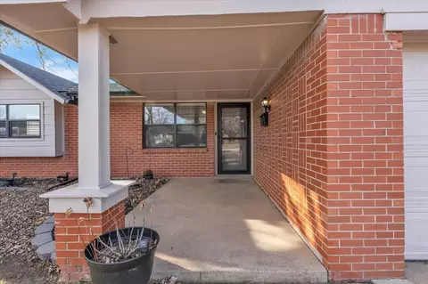Exterior - 912 NW 15th St, Moore, OK 73160 photo 3 of 4