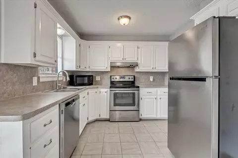 Kitchen - 912 NW 15th St, Moore, OK 73160 photo 2 of 4