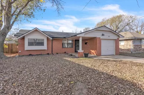 Exterior - 912 NW 15th St, Moore, OK 73160 photo 2 of 4