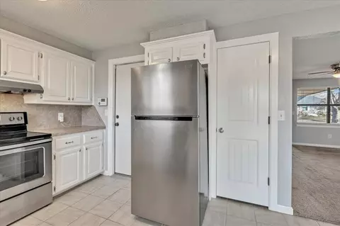 Kitchen - 912 NW 15th St, Moore, OK 73160 photo 3 of 4