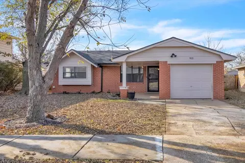 912 NW 15th St, Moore, OK 73160