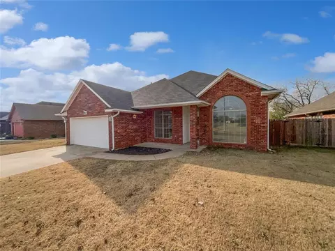 1013 Oak Creek Dr, Moore, OK 73160