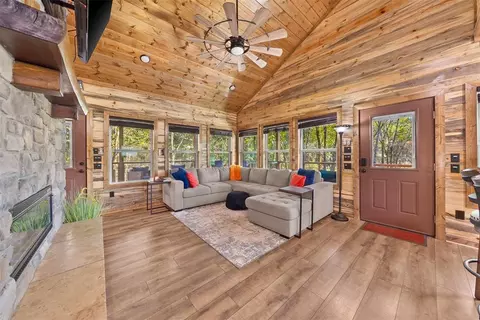 Living - 76 Rutty Pine Ridge Rdg, Broken Bow, OK 74728 photo 2 of 4