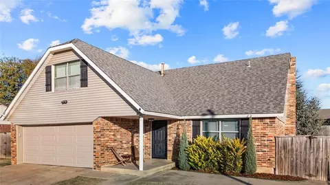 812 S Avery St, Moore, OK 73160