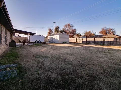 Exterior - 1006 E 13th St, Cushing, OK 74023 photo 7 of 9
