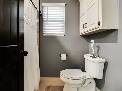 Bath - 1006 E 13th St, Cushing, OK 74023 photo 5 of 6