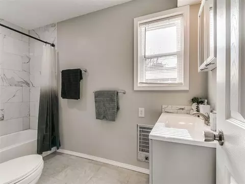 Bath - 914 Eufaula, Norman, OK 73071 photo 1 of 3