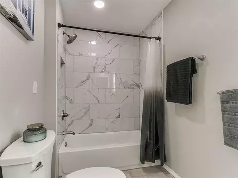 Bath - 914 Eufaula, Norman, OK 73071 photo 3 of 3