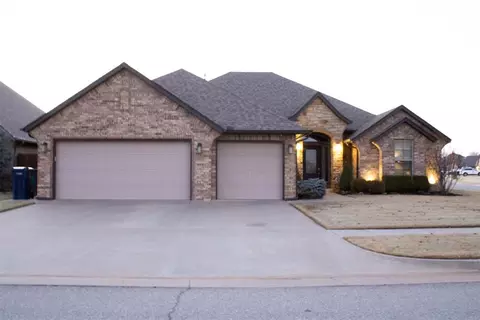 2101 Pine Creek Ave, Yukon, OK 73099