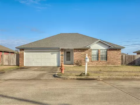 1924 Parkside Dr, Moore, OK 73160