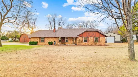 825 S Lariat Dr, Mustang, OK 73064