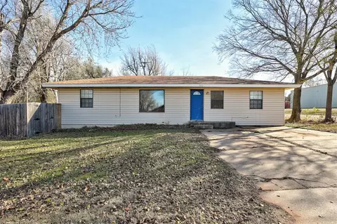 702 N 17th St, Guthrie, OK 73044