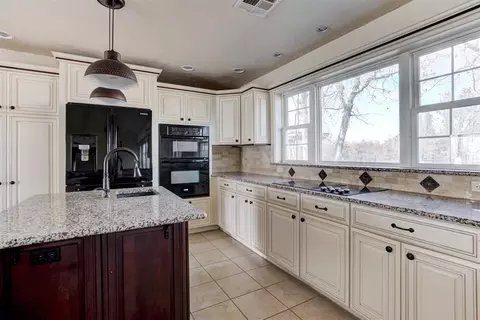 Kitchen - 7301 Moonlight Dr, Norman, OK 73026 photo 3 of 8
