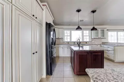Kitchen - 7301 Moonlight Dr, Norman, OK 73026 photo 5 of 8