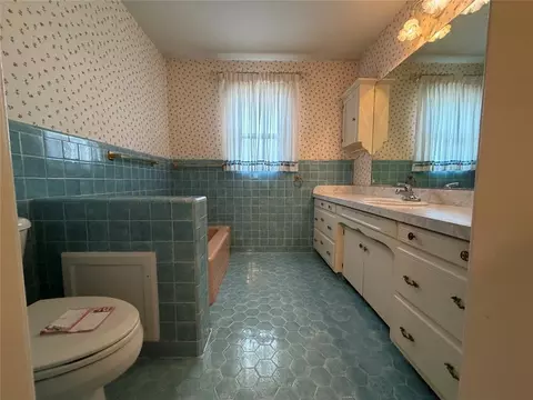 Bath - 705 E Whitmer, Sentinel, OK 73664 photo 5 of 5