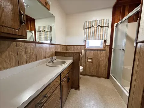 Bath - 705 E Whitmer, Sentinel, OK 73664 photo 2 of 5