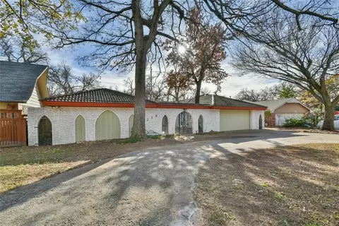 8216 Golden Oaks Rd, Oklahoma City, OK 73127