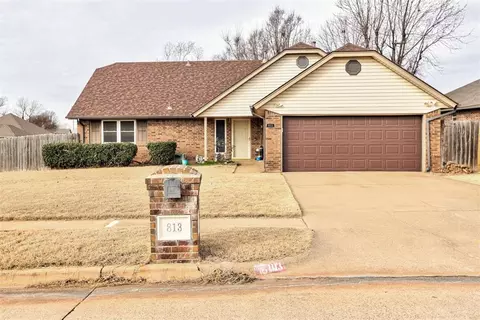 813 S Avery St, Moore, OK 73160