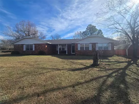 610 S 4th St, Tecumseh, OK 74873