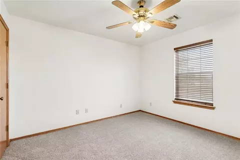 Bedroom - 4 Willow Creek Dr, Tuttle, OK 73089 photo 4 of 7