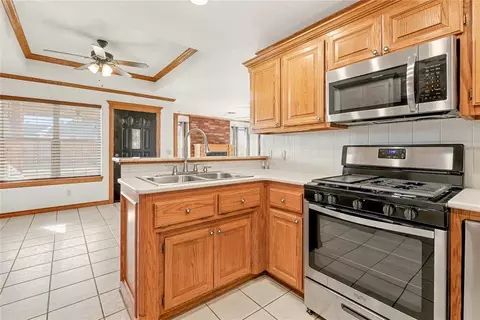 Kitchen - 4 Willow Creek Dr, Tuttle, OK 73089 photo 2 of 2