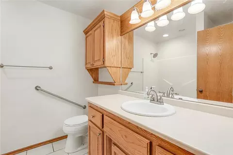 Bath - 4 Willow Creek Dr, Tuttle, OK 73089 photo 3 of 3