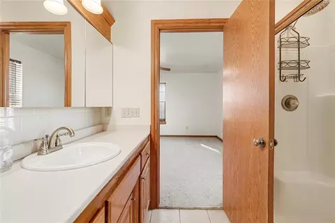 Bath - 4 Willow Creek Dr, Tuttle, OK 73089 photo 2 of 3