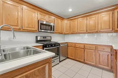 Kitchen - 4 Willow Creek Dr, Tuttle, OK 73089 photo 1 of 2