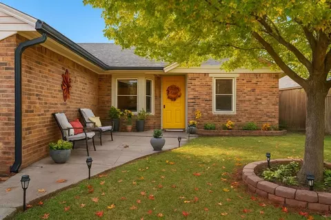 2221 NE 8th St, Moore, OK 73160