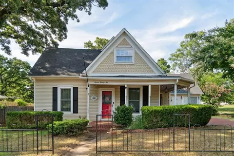 Exterior - 722 E 2nd St, Chandler, OK 74834 photo 2 of 10