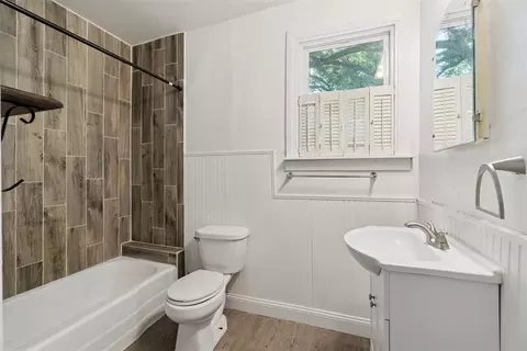 Bath - 722 E 2nd St, Chandler, OK 74834 photo 5 of 6