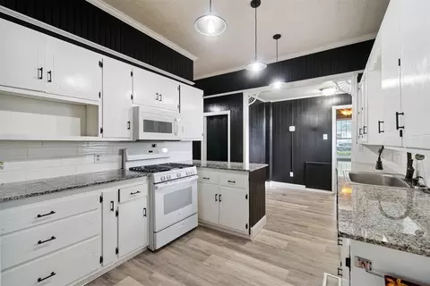 Kitchen - 722 E 2nd St, Chandler, OK 74834 photo 4 of 6