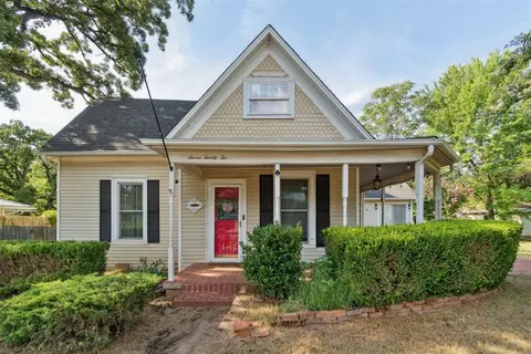 Exterior - 722 E 2nd St, Chandler, OK 74834 photo 3 of 10