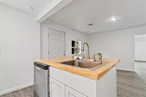 Kitchen - 223 E Juniper Ln, Mustang, OK 73064 photo 3 of 3