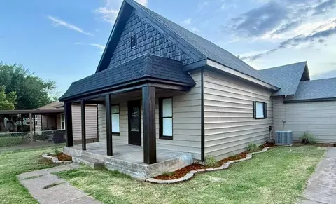 116 S 7th St, Sentinel, OK 73664