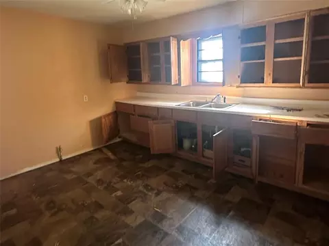 Kitchen - 417 W Liveoak St, Altus, OK 73521 photo 1 of 2