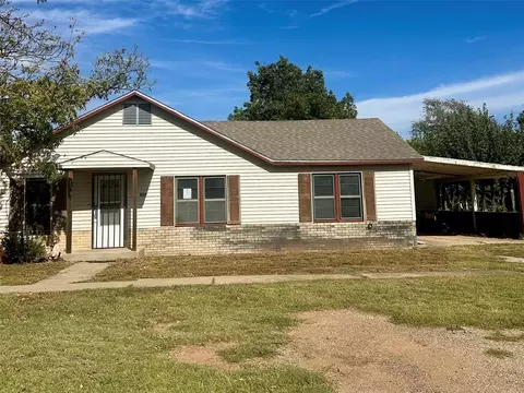 Exterior - 417 W Liveoak St, Altus, OK 73521 photo 2 of 4
