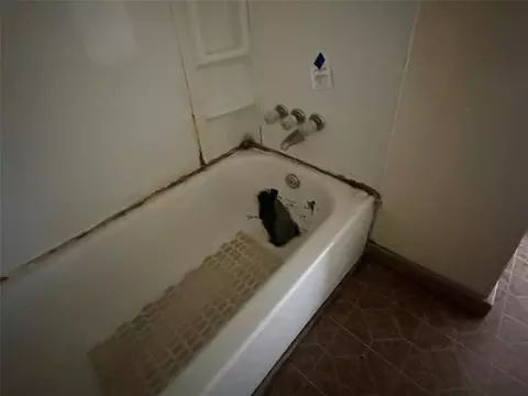 Bath - 417 W Liveoak St, Altus, OK 73521 photo 3 of 6