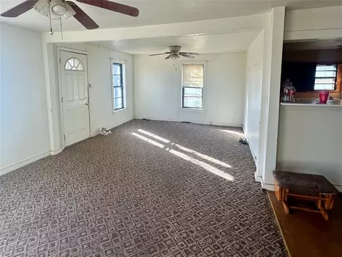 Living - 417 W Liveoak St, Altus, OK 73521 photo 2 of 4