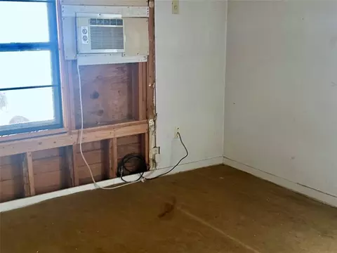 Bedroom - 417 W Liveoak St, Altus, OK 73521 photo 3 of 4