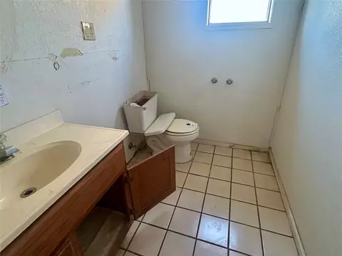 Bath - 417 W Liveoak St, Altus, OK 73521 photo 6 of 6