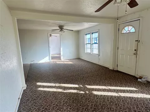 Living - 417 W Liveoak St, Altus, OK 73521 photo 1 of 4
