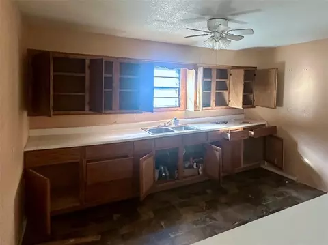 Kitchen - 417 W Liveoak St, Altus, OK 73521 photo 2 of 2