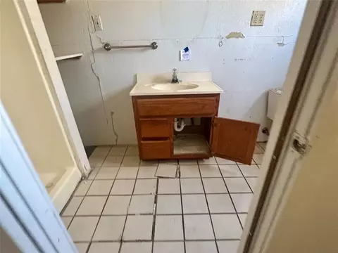 Bath - 417 W Liveoak St, Altus, OK 73521 photo 4 of 6