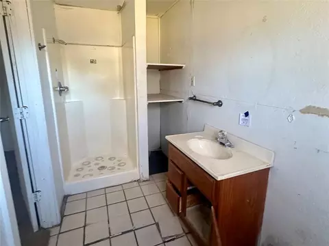 Bath - 417 W Liveoak St, Altus, OK 73521 photo 5 of 6